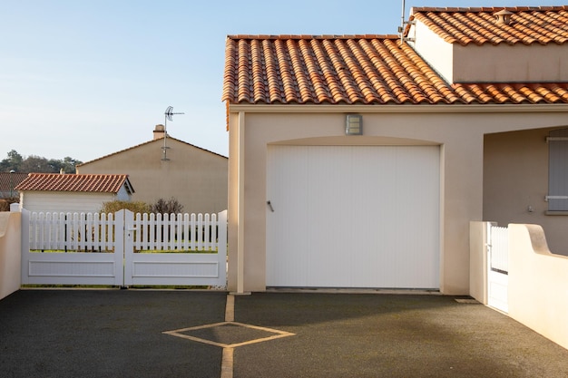 Fachada privada moderna entrada casa suburbio con garaje puerta blanca puerta superior pvc entrada de coche