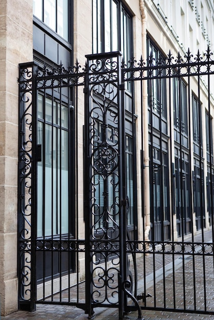 Fachada y puerta de lujo en una residencia francesa