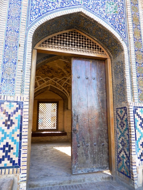 Fachada y puertas de un monumento arquitectónico en Bukhara