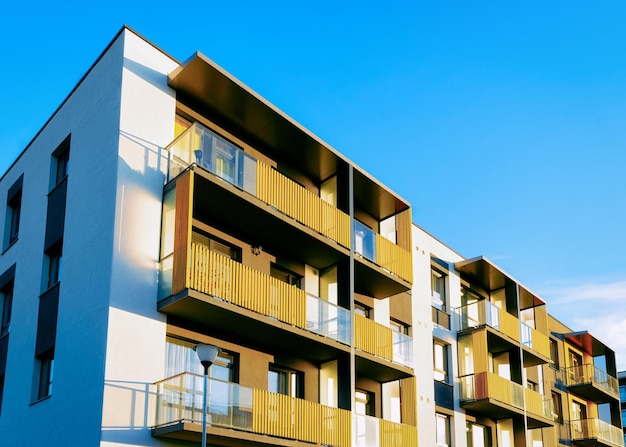 Fachada residencial de apartamento con un lugar vacío para el espacio de copia. Cielo azul en el fondo.