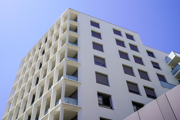 Fachada residencial moderna del edificio de oficinas blanco en el cielo azul