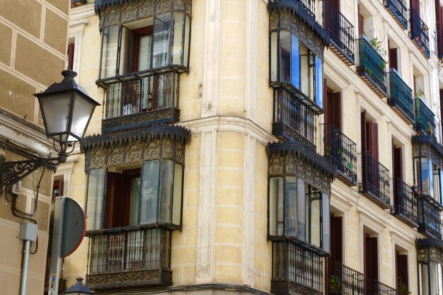 Fachada retro decadente con balcones y ventanas vintage en el centro de Madrid España