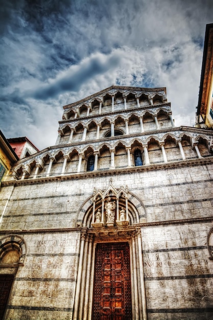 Fachada de Santa Maria Assunta en Pisa Italia