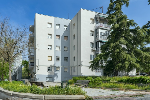 Fachada simple de un edificio residencial rodeado