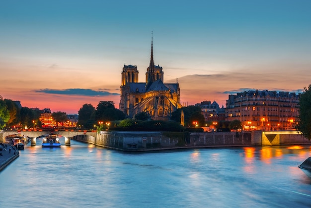 La fachada sur de la catedral de notre dame de paris al atardecer