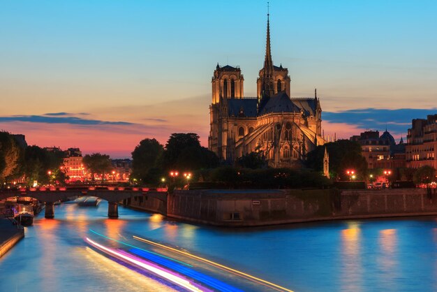 La fachada sur de la catedral de notre dame de paris al atardecer