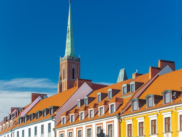 Fachada y techo de la casa del siglo XIX en Wroclaw, Polonia