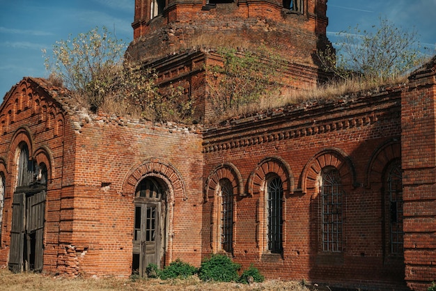 Fachada de un templo abandonado