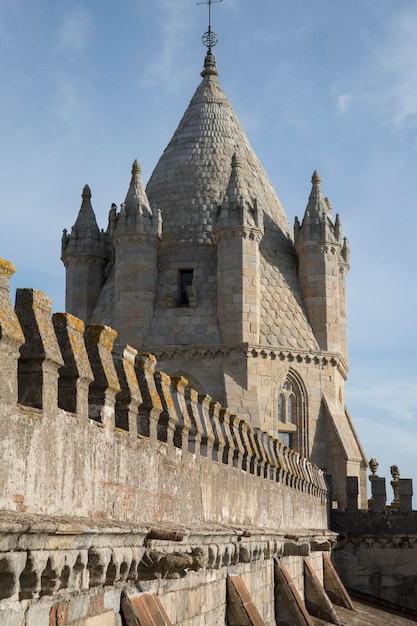 Fachada de la torre de la catedral en Evora, Portugal