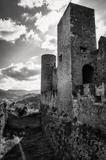 Foto la fachada y la torre lateral del castillo medieval de frias en una dramática imagen en blanco y negro