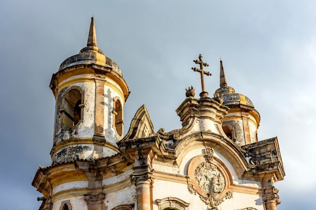 fachada y torres de una histórica iglesia barroca en la ciudad de Ouro Preto en Minas Gerais