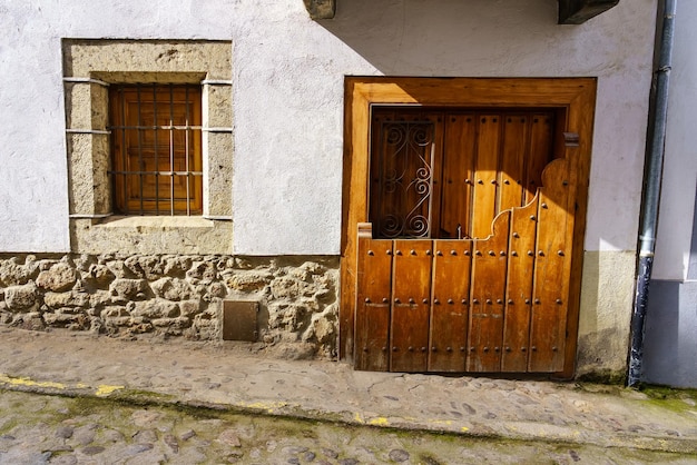 Fachada tradicional da arquitetura antiga na aldeia de Salamanca Candelario