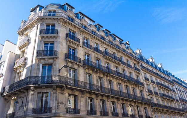 La fachada tradicional del edificio parisino Francia