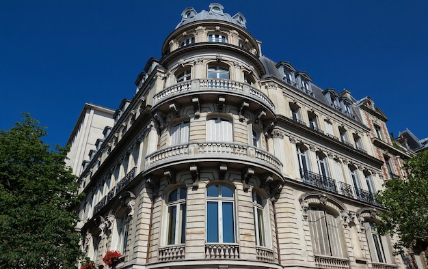 La fachada tradicional del edificio parisino Francia