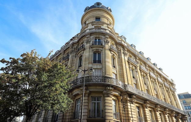 La fachada tradicional del edificio parisino Francia