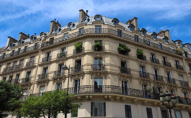 La fachada tradicional del edificio parisino Francia