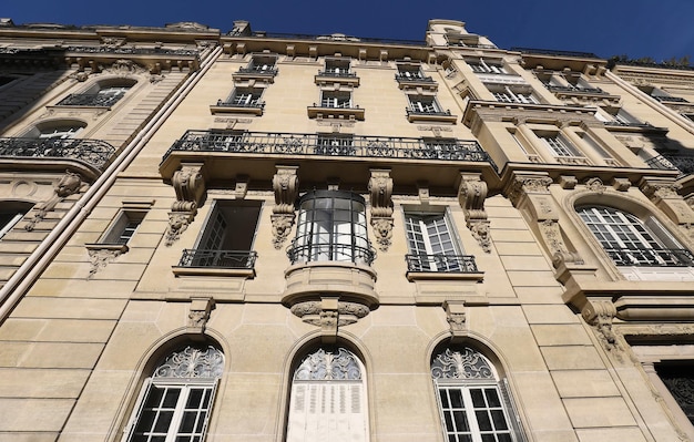 La fachada tradicional del edificio parisino Francia