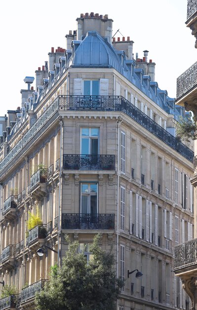 La fachada tradicional del edificio parisino Francia