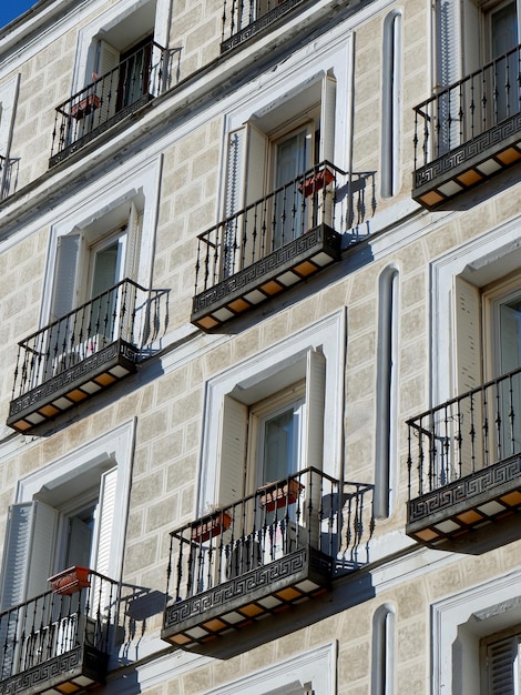 Fachada urbana branca bege de estilo vintage clássico no centro de madrid espanha foto vertical