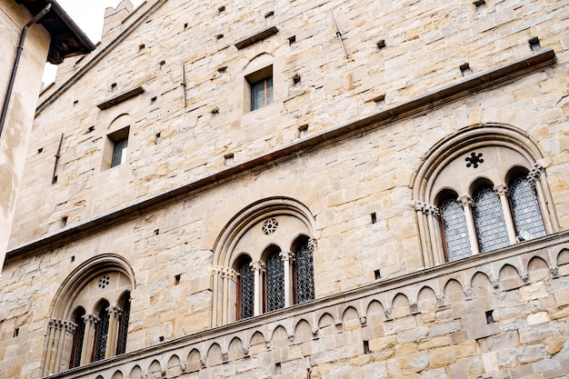 Fachada con ventanas arqueadas del palazzo della ragione bergamo italia