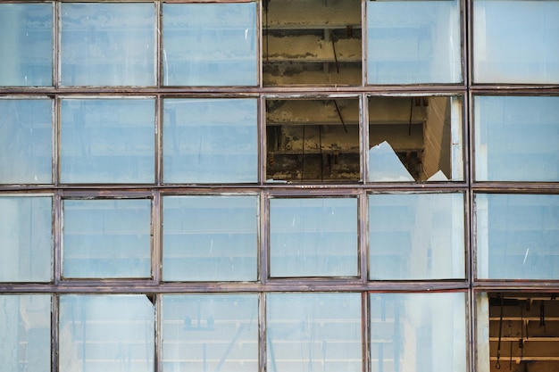 Fachada de vidrio roto antiguo edificio de fábrica industrial abandonada