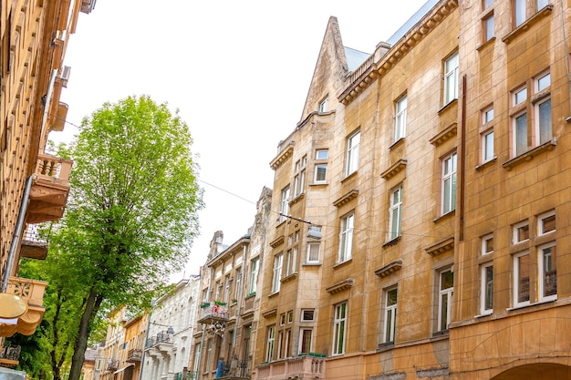 Fachada de viejas casas grandes en la calle