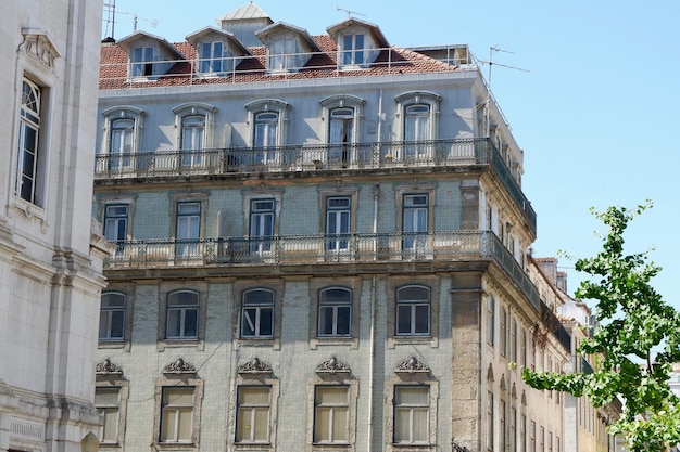 Fachadas antigas de edifícios antigos desgastados no centro de Lisboa, Portugal