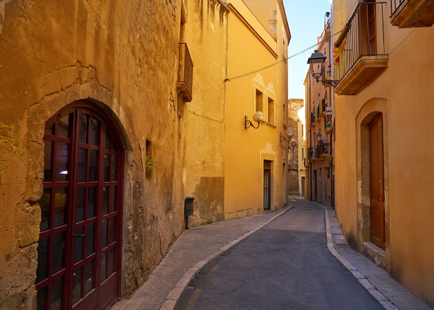 Fachadas antiguas de tarragona en cataluña.