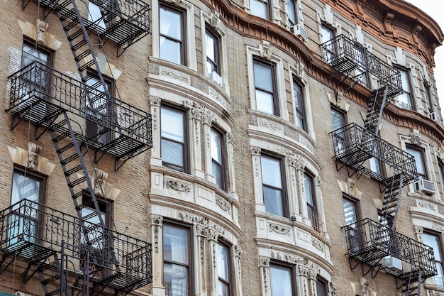 Fachadas de apartamentos antiguos, con escalera de incendios. Soho, Manhattan. Nueva York