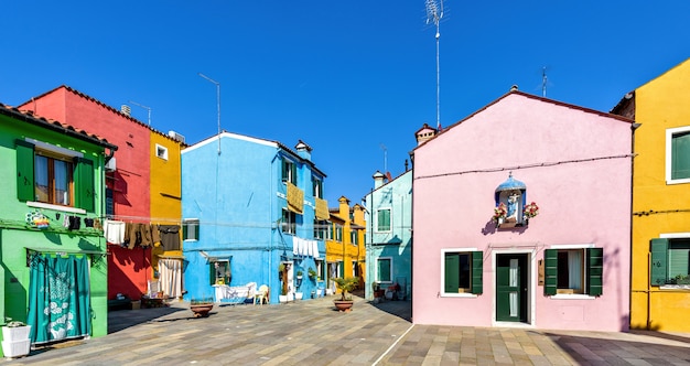 Fachadas de la casa vibrante con ropa de secado en Venecia