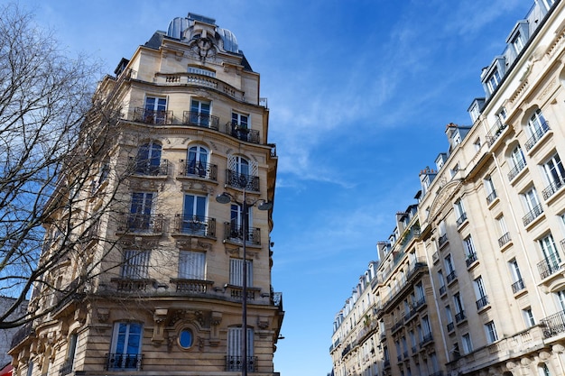 Las fachadas de las casas francesas tradicionales con balcones y ventanas típicas de París, Francia