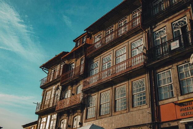 Fachadas de casas típicas portuguesas en Ribeira do Porto, Portugal vistas desde la orilla.