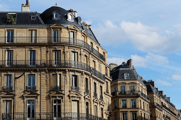 Las fachadas de las casas tradicionales francesas con típicos balcones y ventanas París