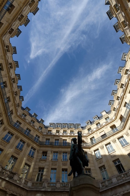 Las fachadas de las casas tradicionales francesas con típicos balcones y ventanas en la plaza Edouard VII de París