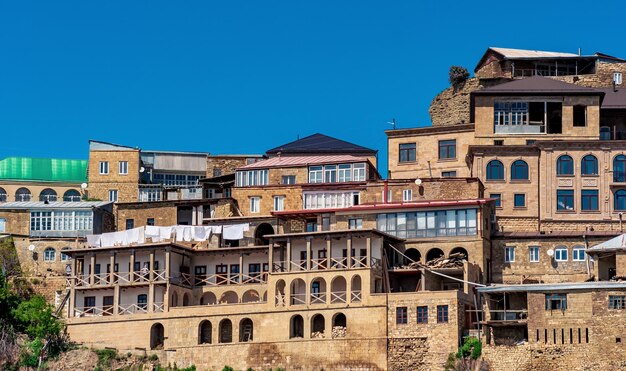 Fachadas de casas ubicadas en niveles en una pendiente pronunciada en el pueblo de Chokh en Daguestán