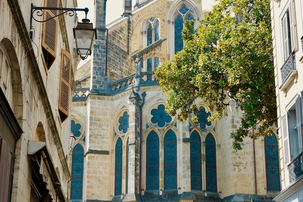 Fachadas clásicas en el casco antiguo del centro de Bayona País Vasco Francia