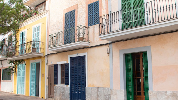 Fachadas coloridas de uma pequena e tranquila cidade de Maiorca