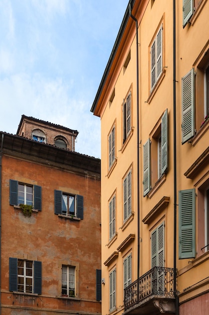 Fachadas de antigas casas urbanas na cidade de Modena