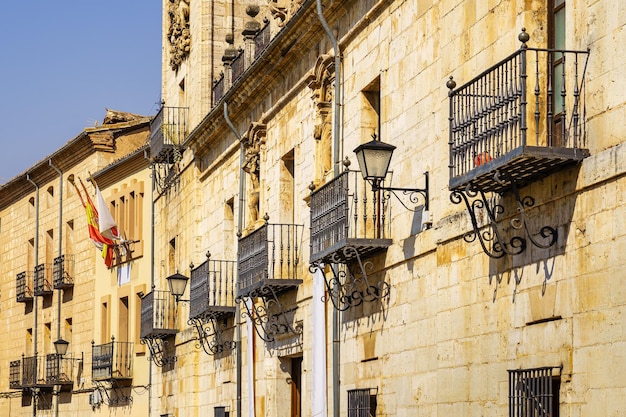 Fachadas de antigos edifícios de pedra com as suas típicas varandas com treliças metálicas no Burgo de Osma Soria