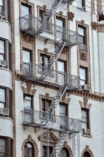 Fachadas de apartamentos com escada de incêndio Soho Manhattan NYC