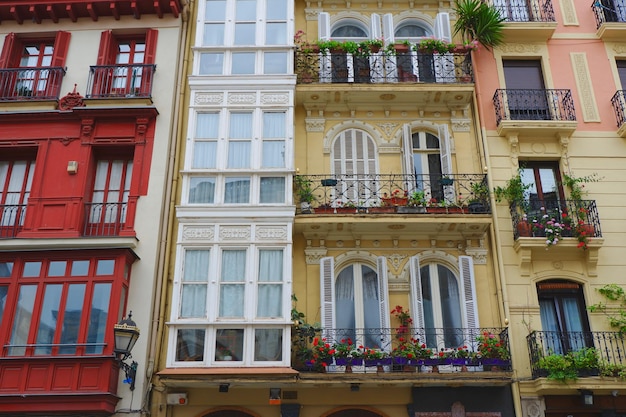 Fachadas elegantes de vários edifícios clássicos no centro da cidade de Bilbao, Espanha