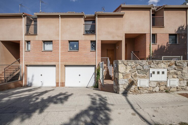 Foto fachadas frontais de edifícios residenciais unifamiliares geminados com portas de garagem de metal branco
