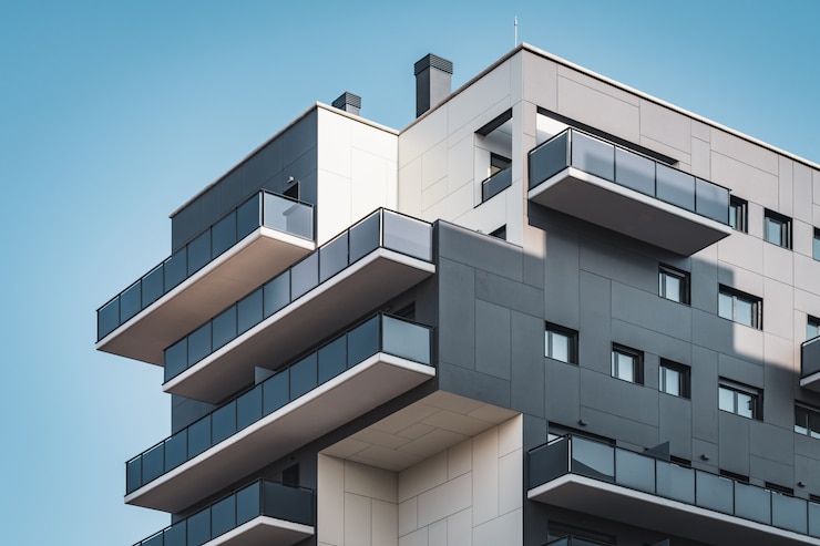 Foto fachadas geométricas de un edificio residencial.