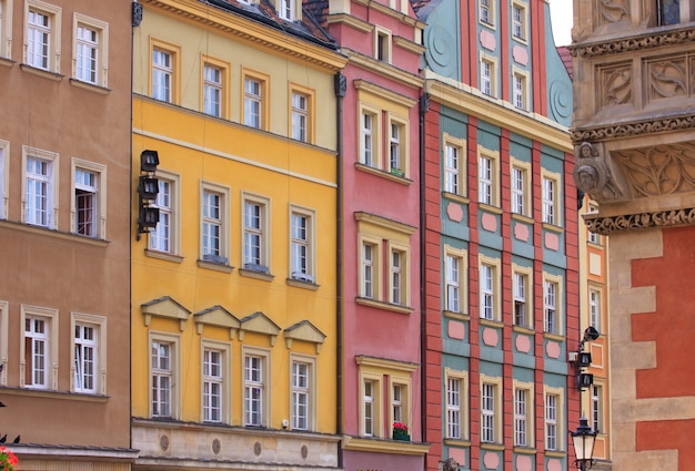 Fachadas multicoloridas de casas antigas nas ruas de Wroclaw, Polônia