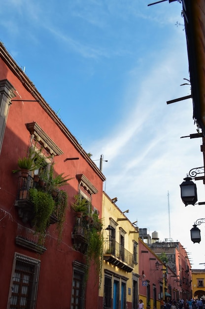 Fachadas con puertas de casas de colores brillantes de balcones