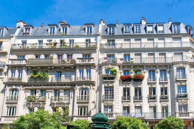 Las fachadas típicas de París, los hermosos edificios.