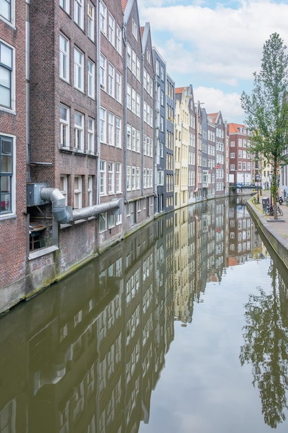 Fachadas traseras no frontales de una casa en un canal en Ámsterdam