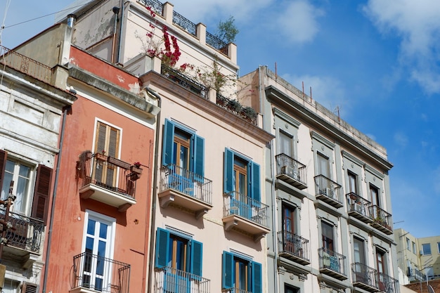 Fachadas vintage clássicas com janelas coloridas e varandas no centro da ilha de Cagliari Sardenha, Itália