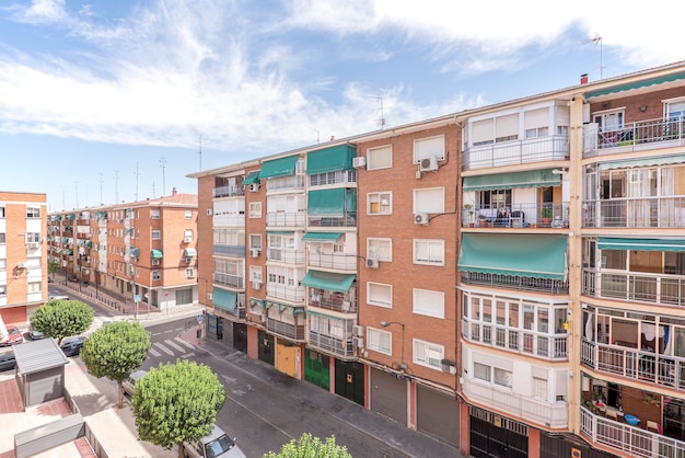 Fachadas de viviendas unifamiliares urbanas en un suburbio de Madrid