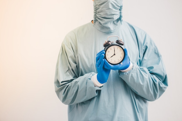 Facharzt des männlichen Chirurgen mit Uhr